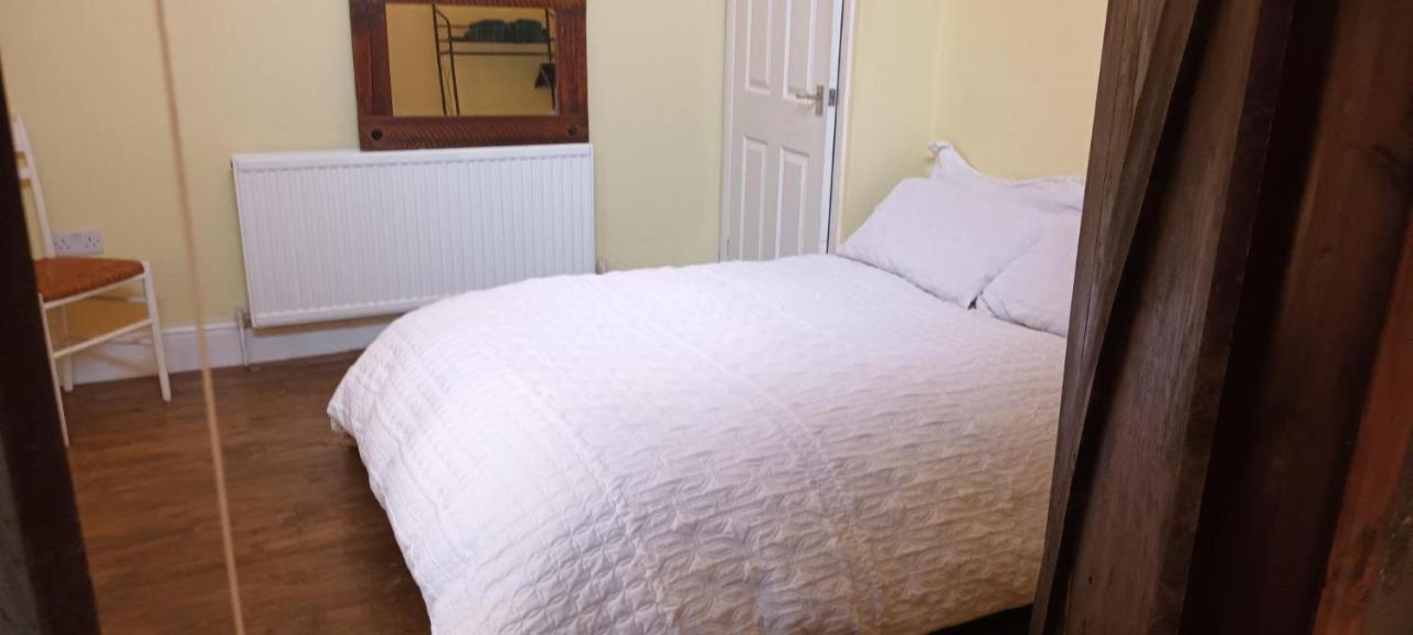With Luxury Private Bathroom & Independent Entrance Near Tube Gasthof