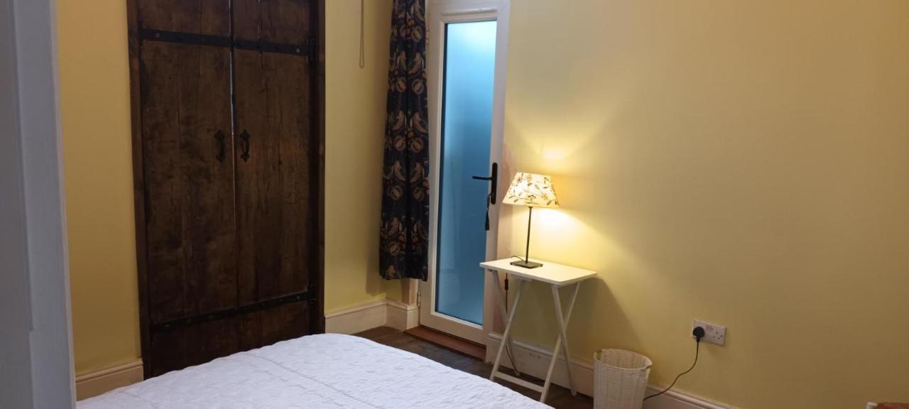 With Luxury Private Bathroom & Independent Entrance Near Tube Gasthof *