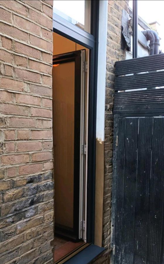 With Luxury Private Bathroom & Independent Entrance Near Tube Gasthof London