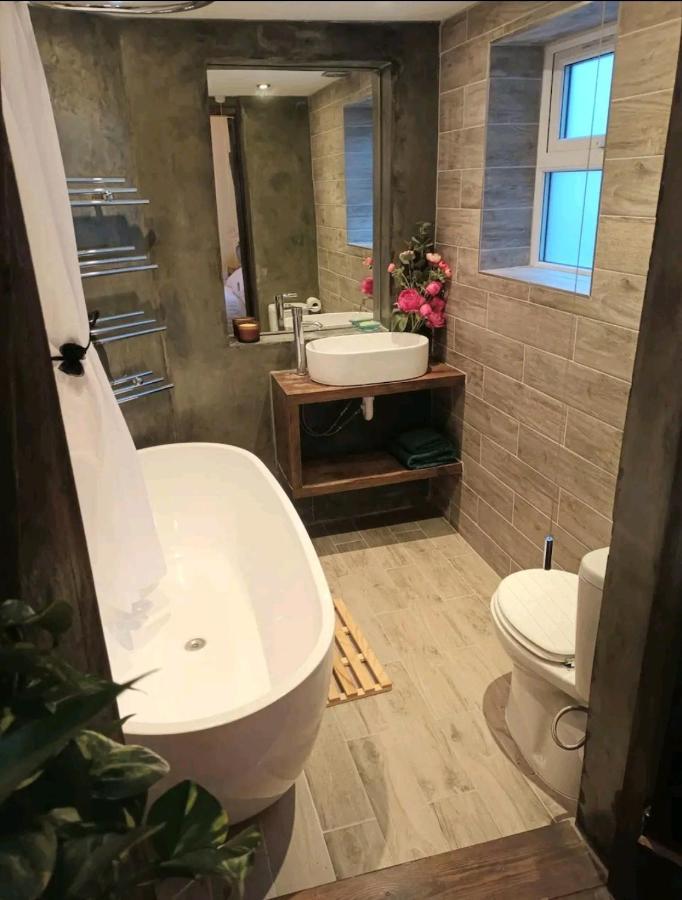Gasthof With Luxury Private Bathroom & Independent Entrance Near Tube
