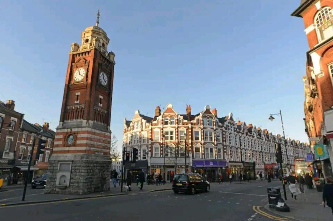 With Luxury Private Bathroom & Independent Entrance Near Tube Gasthof *