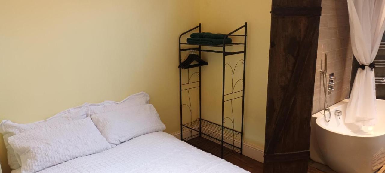 Gasthof With Luxury Private Bathroom & Independent Entrance Near Tube