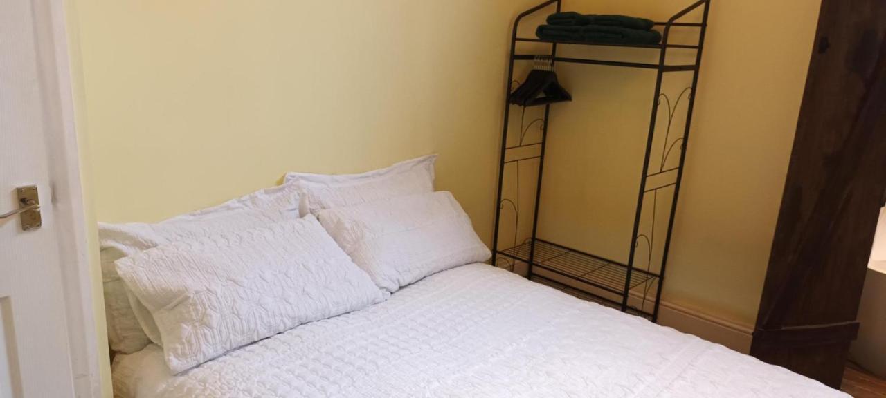 With Luxury Private Bathroom & Independent Entrance Near Tube Gasthof *
