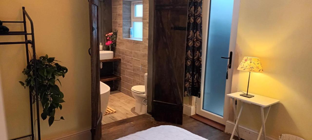 With Luxury Private Bathroom & Independent Entrance Near Tube Gasthof London