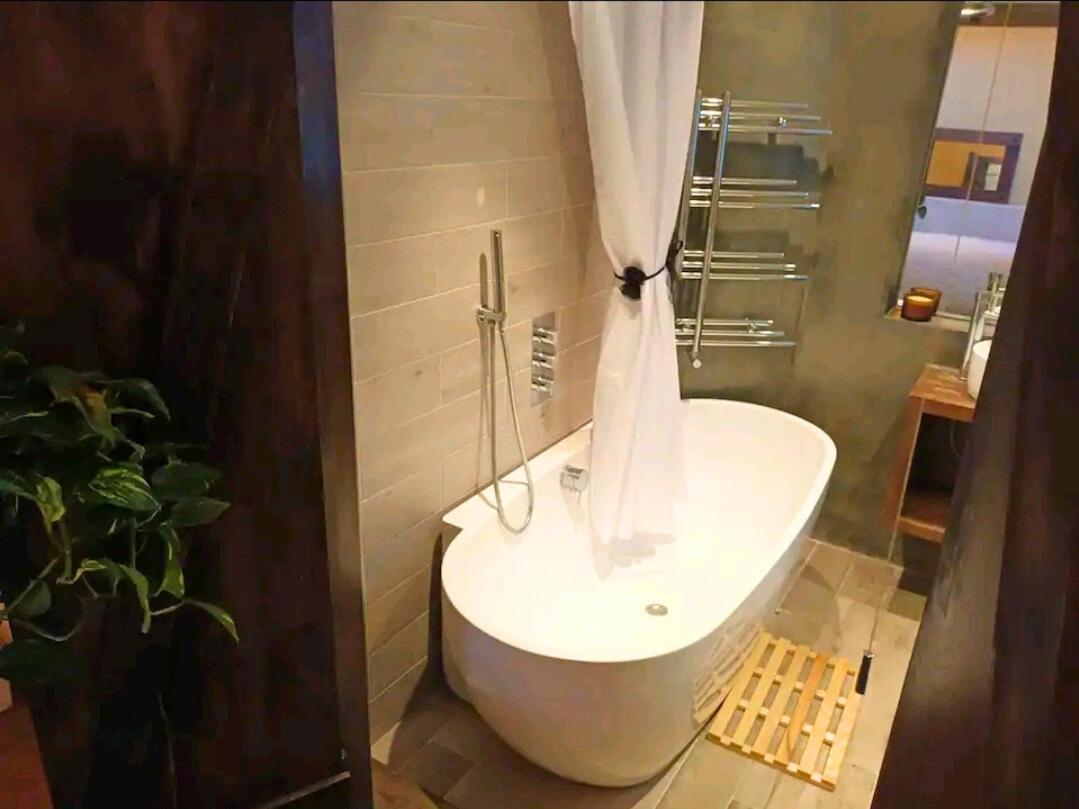 Gasthof With Luxury Private Bathroom & Independent Entrance Near Tube London